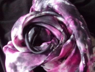 Hedvábný šátek Noční růže.