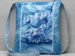 Modrá kabelka s koňmi