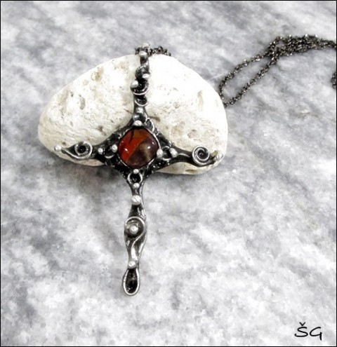 Křížek hnědý šperk náhrdelník přívěsek křížek červený tiffany skleněný handmade 