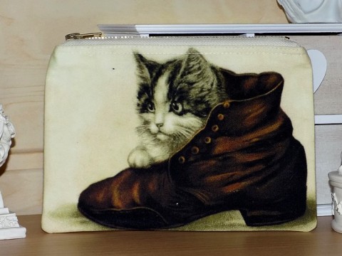 Malé kotě spalo v botě kabelka kočka kočička taštička kosmetická béžová kotě kapsička koťátko handmade bota kosmetická taštička etue minikabelka kosmetka 