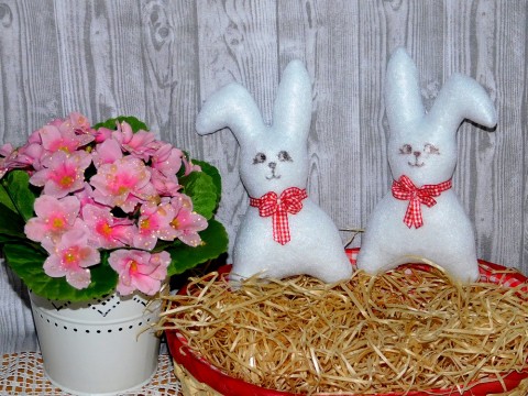 Bílý zajíček s červeno-bílou mašlí dekorace dárek mašle hračka velikonoce zajíc zajíček 