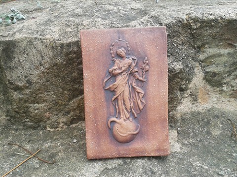 hnědá Immaculata III dekorace keramická chalupa maria kachel 