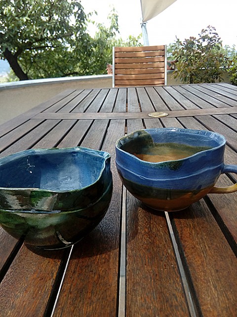 Hrnek záměrně křivý dárek modrá hrnek čaj moderní bílá keramický 