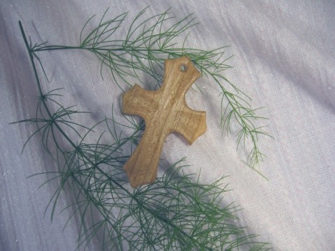 dřevěný přívěsek KŘÍŽEK dřevo šperk dřevěný přívěsek křížek ornament přírodní kříž jilm 