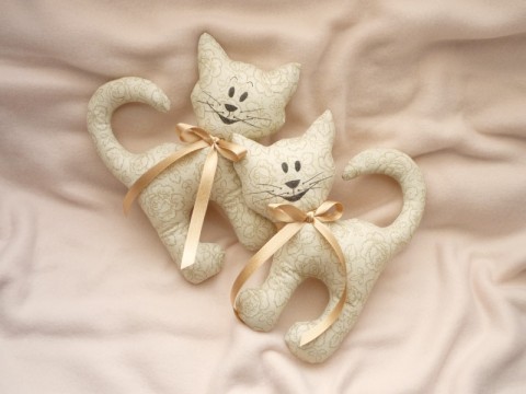 Kočička SVÁTEČNĚ LADĚNÁ dárek bavlna kočka kočička hračka kočičí mazlík mazlíček textilní bavlněný číča látkový mazel látková hračka textilní hračka 