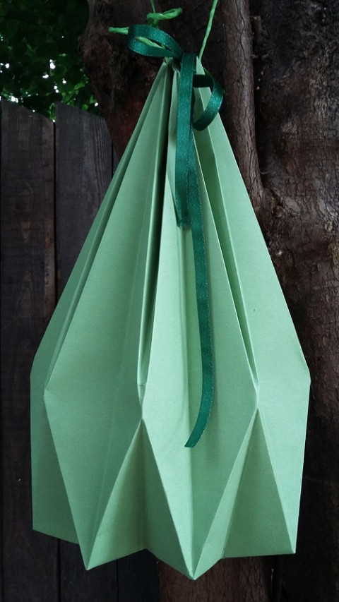 Origami lampa papír origami zelená lampa originalita ruční výroba hravý styl 