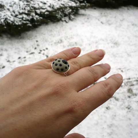 Arabelin prstýnek - šedočerný kamínky prsten šedá šedé třpyt šedý černošedé kamínek dalmatin černošedá šedočerná šedočerné kamínkové kamínkový šedočerný černošedý arabela arabelin 