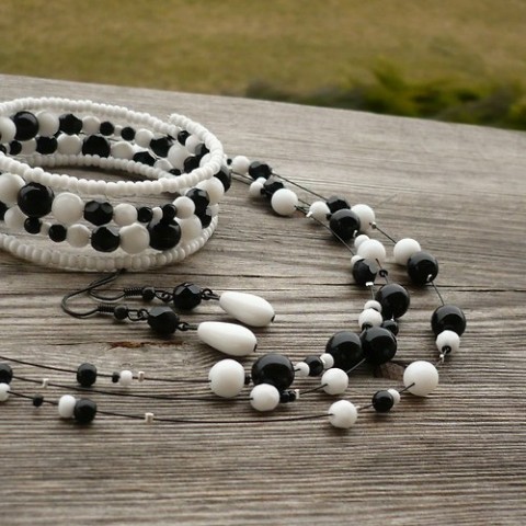 Bíločerný třířadý náhrdelník dárek elegantní jemné zebra perličky společenské ples plesové černobílá bíločerné černobílé plesový bíločerná perličkový perličkové třířadý černobílý bál bíločerný třířadé 