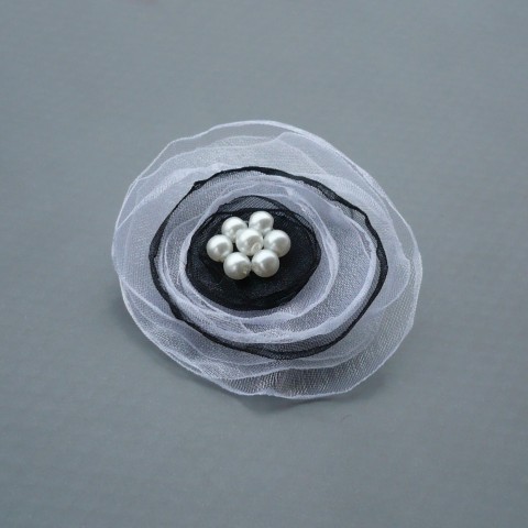 Černobílá brož - bílé perličky brož květina bílá černá bílé černé kytička kytka perličky bílý černý černobílá perličková černobílé květinová perličkový perličkové kytičková dalmatin černobílý arabela arabelin 