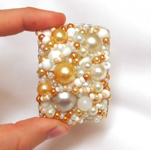 Zlatobílá brož brož zlatá elegantní bílá dáma elegance brožka perličky ples perličková slavnostní koncert prsty bílozlatá brošňa 