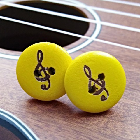 Houslové klíčení – pecky ve žluté kytara náušnice černá žlutá pecky černé náušničky náušky hudba hudební puzety žluté muzikant muzika citronová houslový klíč struny světle žlutá hudebník citronové hudebnice ukulele světle žluté houslové klíč 