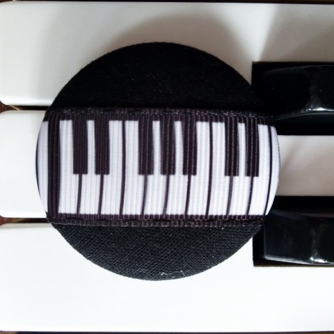 Černé piano – brož brož bavlna bílá černá látka hudba placka černobílá bíločerná button klavír klapky odznak music klávesy piáno látková brož černobílá brož hudební brož hudební placka hudební odznak bavlněná brož bíločerná brož 