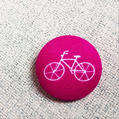 Brož s bicyklem brož brožka kolo sport placka cyklista button bicykl odznak sportvní látková brož brošňa růžová brož bavlněná brož cyklistka růžová placka růžový odznak pro cyklistku placka pro sportvoce tmavě růžová placka 