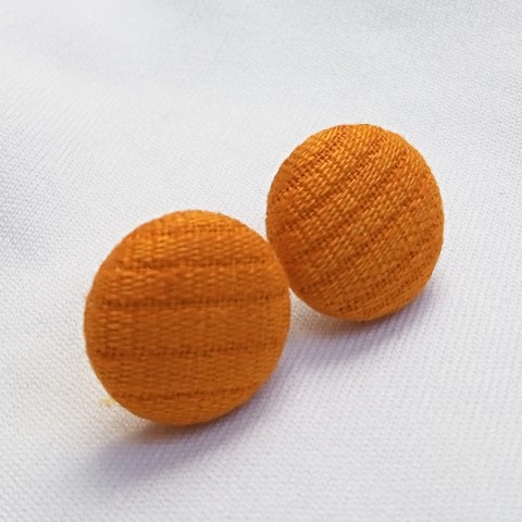 Mrkvové – buttonkové náušnice oranžová látka náušky puzetky puzety oranžové páv orange buttony buton buttonky pomerančové látkové butonek potahované buttonkové jednobarevné náušnice náušničky buttonové mrkvové butonové butonkové puzetkové náušnice puzetové náušnice 