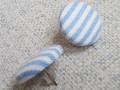 Modré proužky – buttonkové náušnice