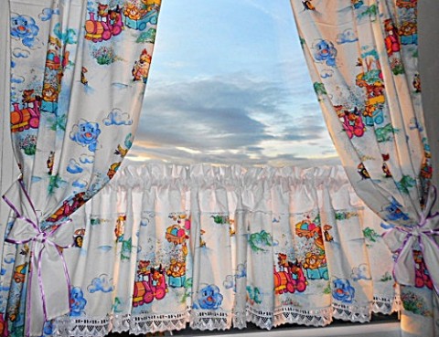 Záclonka se závěsy - Mašinka bavlna pokojíček dětské mašinka vláček okna závěsy krajky záclony záclonka 