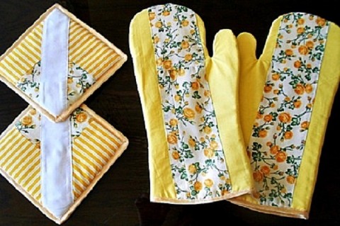 Maxi rukavice kuchyňské a chňapky bavlna bílá stolování růže žlutá krajka stůl kuchyň 