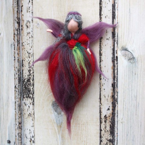 Víla Rubínová talisman originální dárek víla panenka vánoce bytůstka interiér anděl křídla něžná merino andělka kouzelná pro štěstí k zavěšení nad postýlku 
