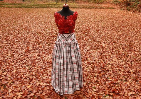 Pro bukovou vílu nachystaná ... červená princezna podzim pohádková listy bílá černá šedá sukně taneční podzimní dlouhá rudá ples slavnostní září listopad listí plesová buk taft bukové přísavník 