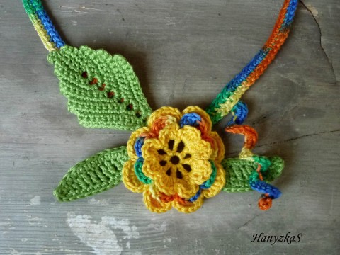Náhrdelník: V plném květu náhrdelník pestrobarevné zelená květina bavlna háčkování žlutá květ kytka ruční práce 