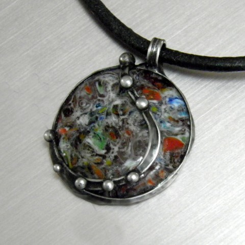 Náhrdelník Míchanice kůže fusing pestrobarevný skleněný kabošon cínovaný šperk 