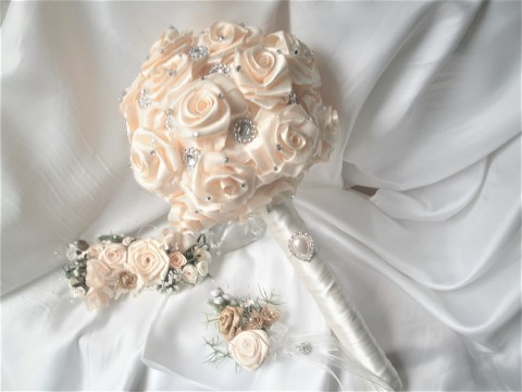 Svadobná kytica kvety doplnky vývazky svadba pierka nevesta svedok rodičia hostia 