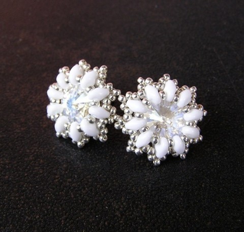 Bílé kvítky náušnice květy svatba šité swarovski stříbrná svatební kvítky bílí 