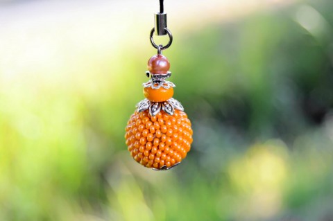 Pomeranče plné šťávy-přívěšek na... korálky oranžová černá velké obšívaná kulička buclaté přívěšek na klíče nebo kabelku 