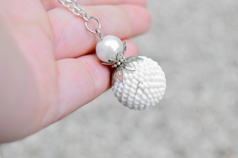 Bílá je něžná - náhrdelník náhrdelník korálky bílá bílé šité kulička bílý komponenty na krk 