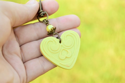 Srdce - přívěšek na klíče srdce srdíčko přívěšek žlutá polymer polymerová hmota na klíče na batoh na kufr 