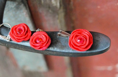 Trio růžiček - souprava šperků fimo polymerováhmota červená blý 