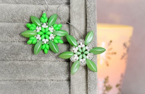 Vločky v barvě trávy - ozdoby korálky zelená vánoce zelený dáreček vánoční zelené hvězda korálek malé drobné hvězdička vločka na stromek ručně šité na věnec 