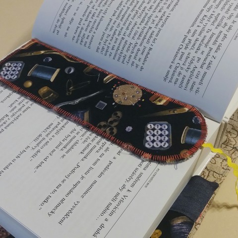 záložka se šitíčkem textilní záložka do knížky s len 