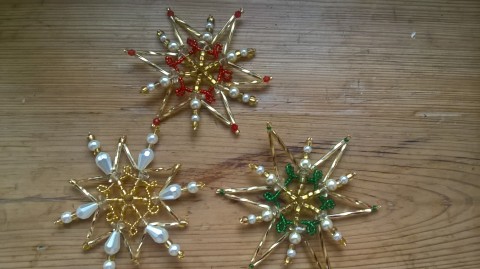 Hvězdy z korálků laděné do zlatova dekorace dárek korálky vánoce dáreček vánoční hvězda dekorační hvězdy korálkování výzdoba pozornost stromek stromeček hvězdička hvězdičky svátky 