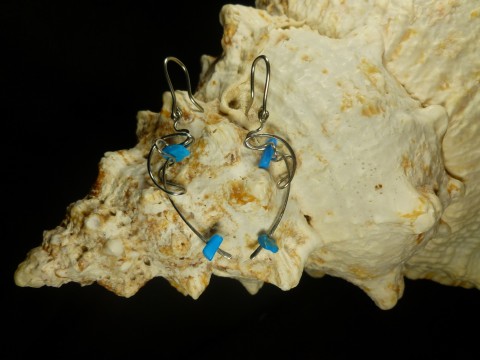 Tepané náušnice – s modrým howlitem náušnice šperk 