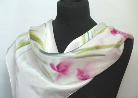 Bílá romantika - hedvábný šátek zelená fialová růžová růžový bílý šátek pestrobarevný jemný malované hedvábí hedvábný šátek malovaný šátek krepdešín akvatel 