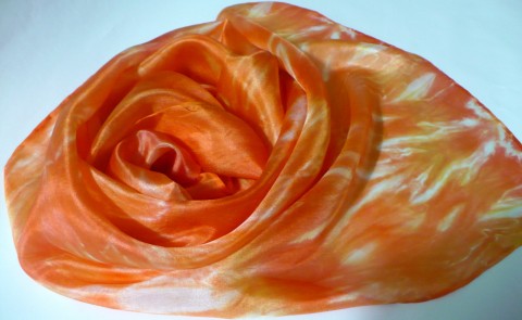 Oranžová šálka oranžová batika šála hedvábí hedvábná šálka batikovaná 