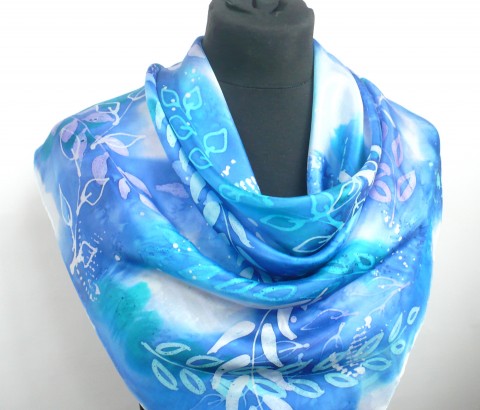 Šátek Listy na vodě. malovaný hedvábný šátek podzimní malba na hedvábí hedvábný šátek dárek pro ženu modrý šátek 
