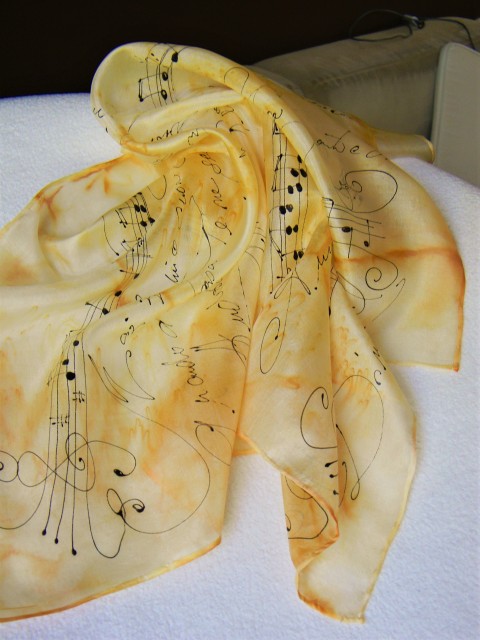 Hudební - hedvábný šátek 55x55cm červené podzim fialová listy elegantní hudební noty 