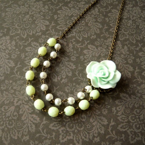 Náhrdelník s barvách mentolu náhrdelník zelená květina bílá květiny vintage perličky perly perle mentolová bělostná světlá romantický mint mintová resin bledá 