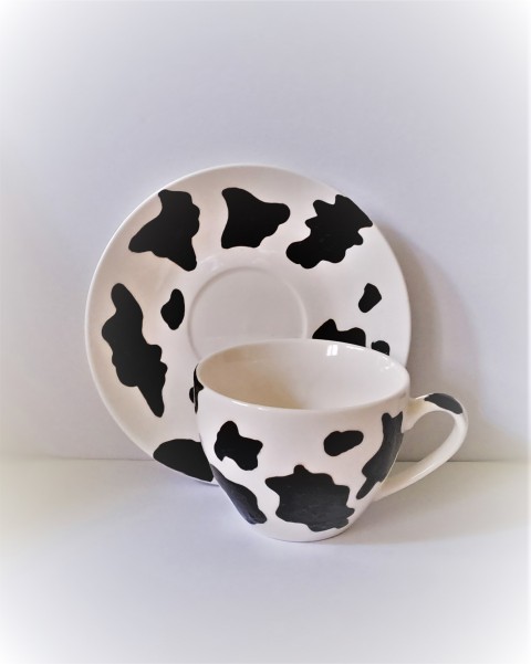 Kravičková kávička originální hrnek čaj káva porcelán designový kráva černobílý černá a bílá ručně malovaný zvířecí vzor na kávu malovaný hrníček malovaný hrnek malovaný porcelán hrníček s podšálkem autorský hrnek kraví vzor 