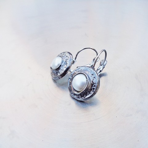 Náušnice s perlou II cín elegantní vintage kytička perličky krémová smetanová cínovaný decentní babička cínovaný šperk starý styl stříbrnočerná nušnice perlové náušnice náušnice s perlou 