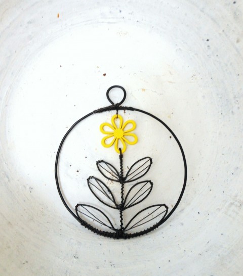 Dřevěná květinka v kolečku - žlutá dřevo květina drát drátování 