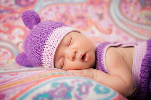Fialenka fialová čepice čepička kočička dítě miminko souprava focení uši rekvizita kalhoty fialková koťátko soupravička kalhotky kšandy ouška porodnice šle šličky 