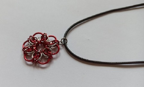 Náramek Kelt - červený náhrdelník kroužkování chainmaille náhrdelník z kroužků 