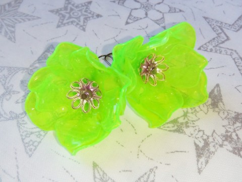 ZELENO-ŽLUTÉ UV RECYKLENKY #0436 recyklace kytičky kovové květinky bižuterní pet polyetylen 