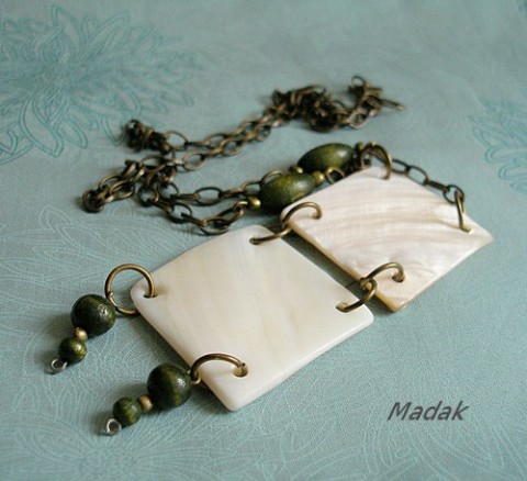 Kubisss ....... náhrdelník dřevěné zelená bílá perleť perleťový kostka dlouhý 