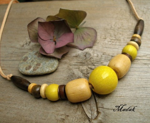 Kolekce Flowering wood XXXXIII. dřevěné náhrdelník originální zelená jarní hnědá natur žlutá slunce podzimní výrazné 