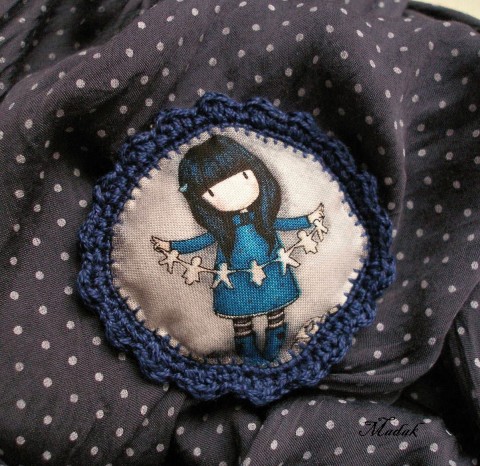 Panenka Gorjuss XVII. .... brož brož modrá holčička klíčenka šedá háčkované london gorjuss santoro paneka 