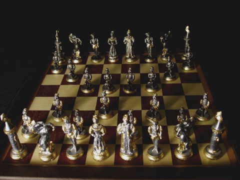 Klečící šachové figury - zlacené hra šachy šachové figurky šach mat 